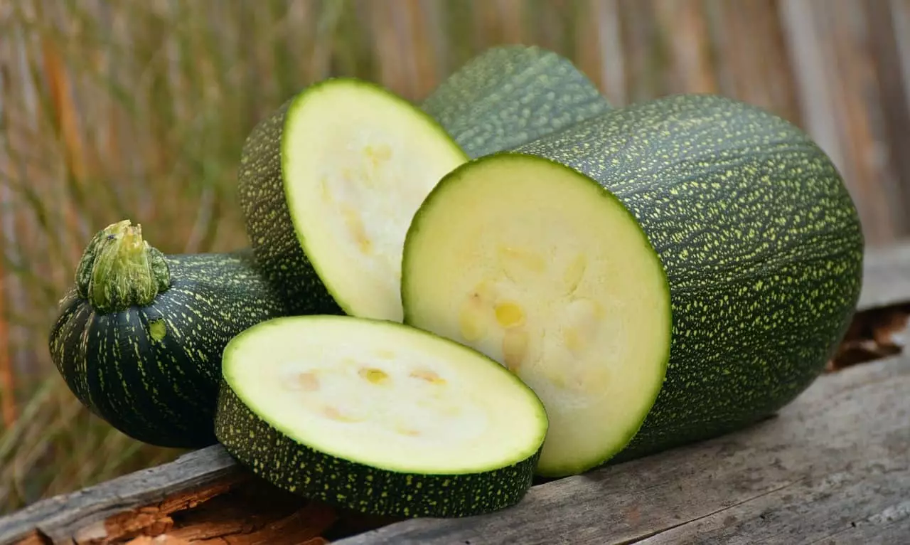 Zucchini schälen